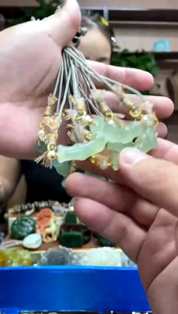 未镶嵌岫玉吊坠多样性发货发其中之一
