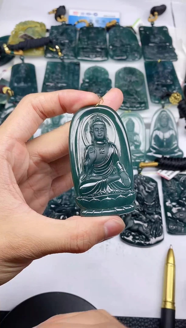 颈饰未镶嵌翡翠