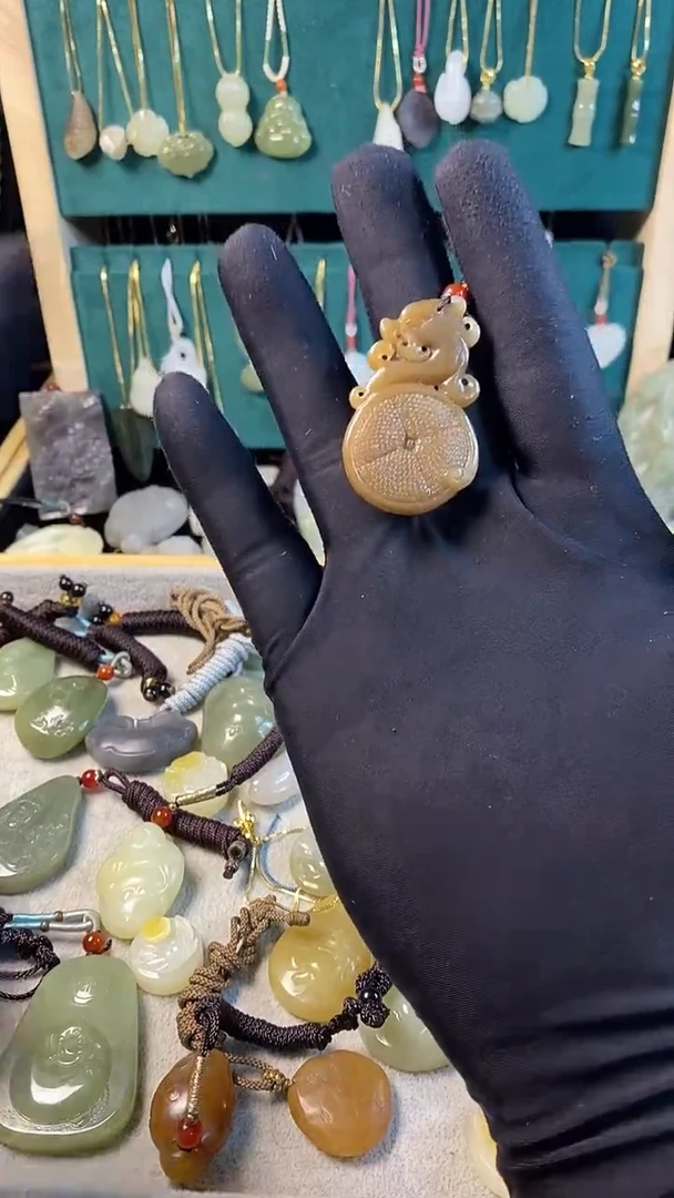 吊坠(赠链)未镶嵌和田玉80拍2次