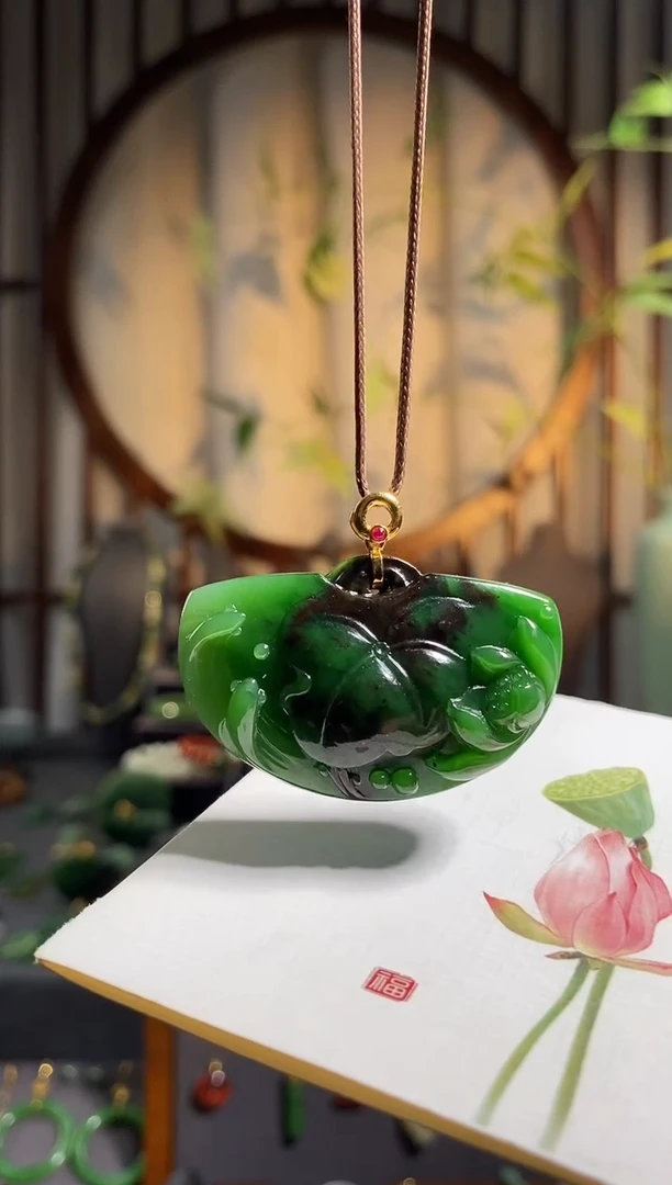 颈饰18K金镶嵌和田玉，老矿红皮——元宝双鱼戏莲花