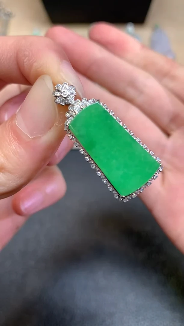 【闪购商品】翡翠颈饰18K金镶嵌无事牌【无服务费】