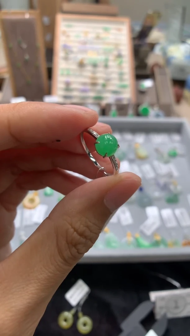 颈饰18K金镶嵌翡翠戒指