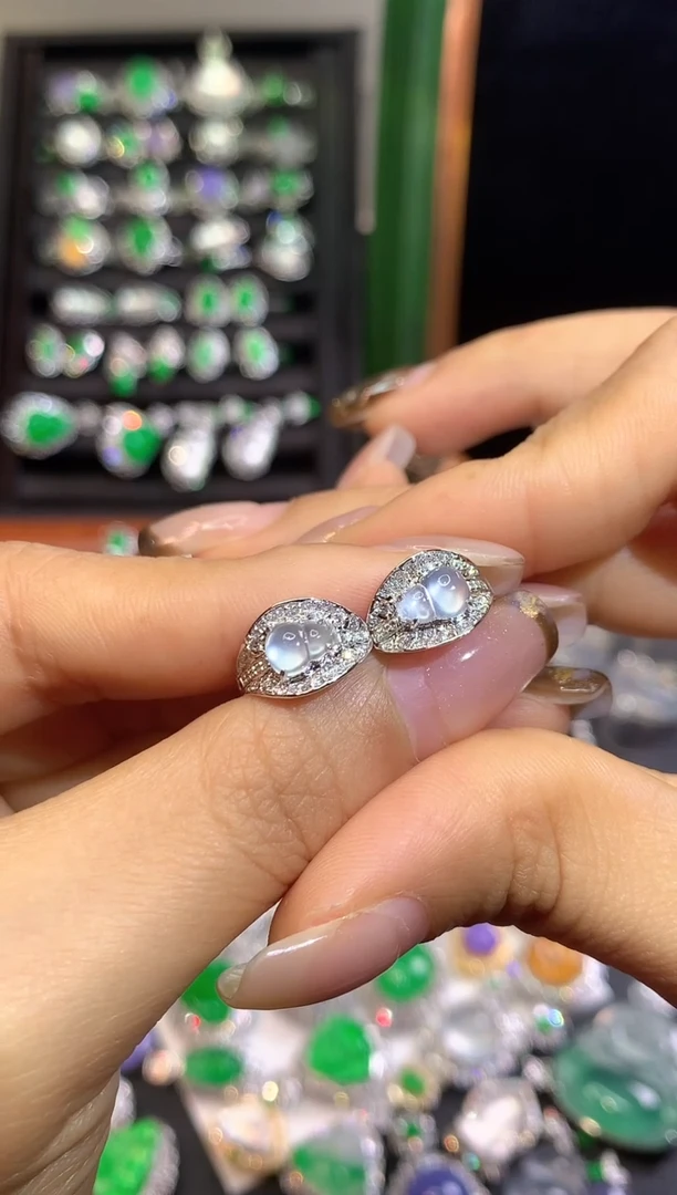 18K金镶嵌翡翠耳饰翡翠