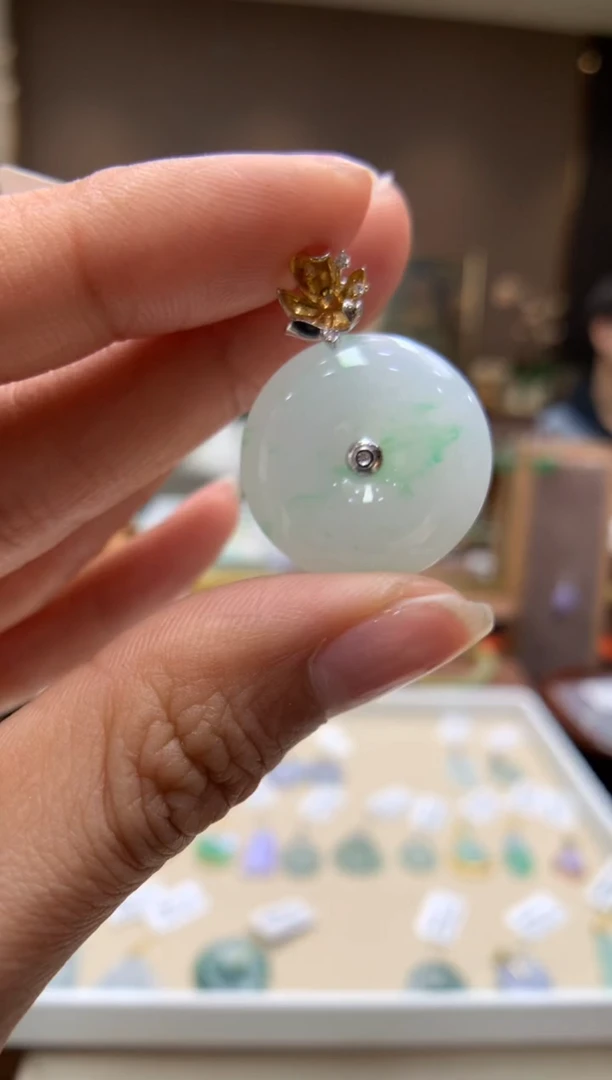 【闪购商品】翡翠颈饰18K金镶嵌平安扣