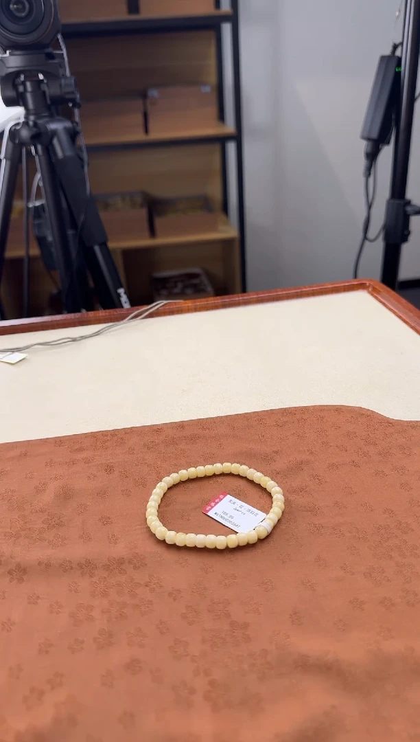 蜜蜡颈饰未镶嵌闪2  玄天浓白花vs6mm左右