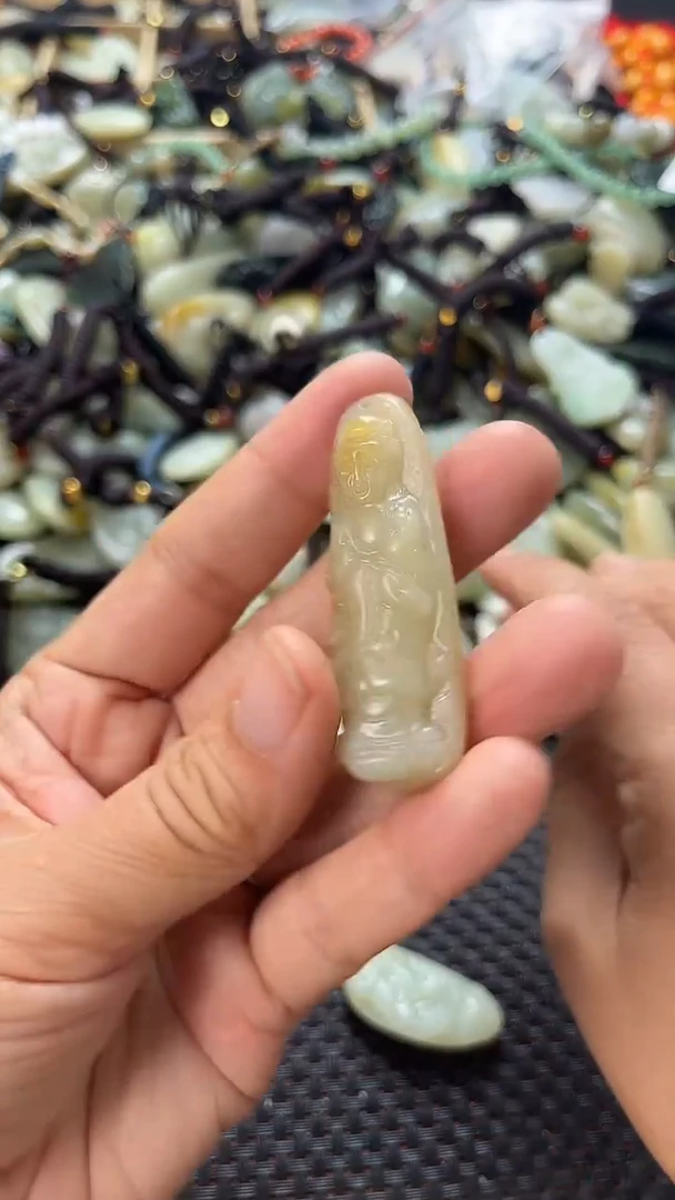 和田玉未镶嵌颈饰（多样性发一件）没有证书有瑕