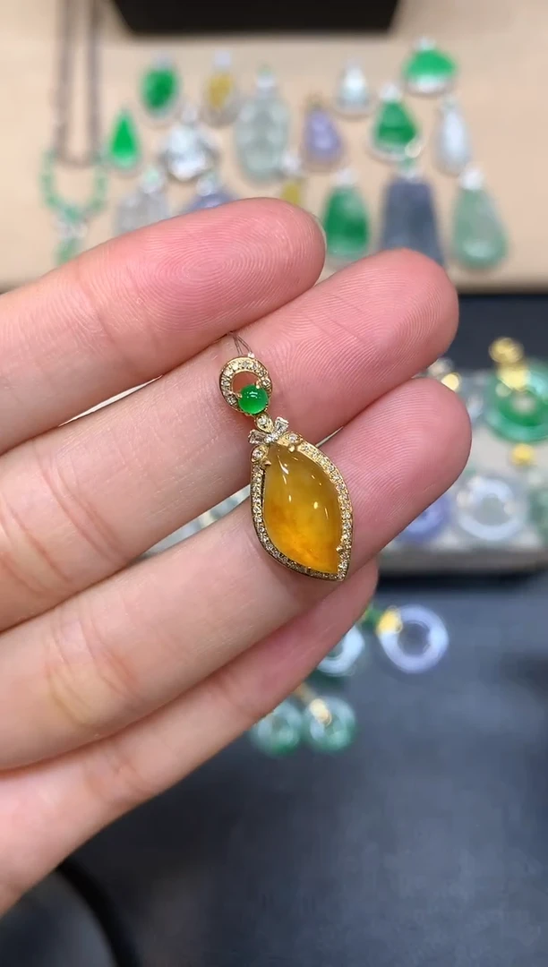 颈饰18K金镶嵌翡翠随形【无服务费