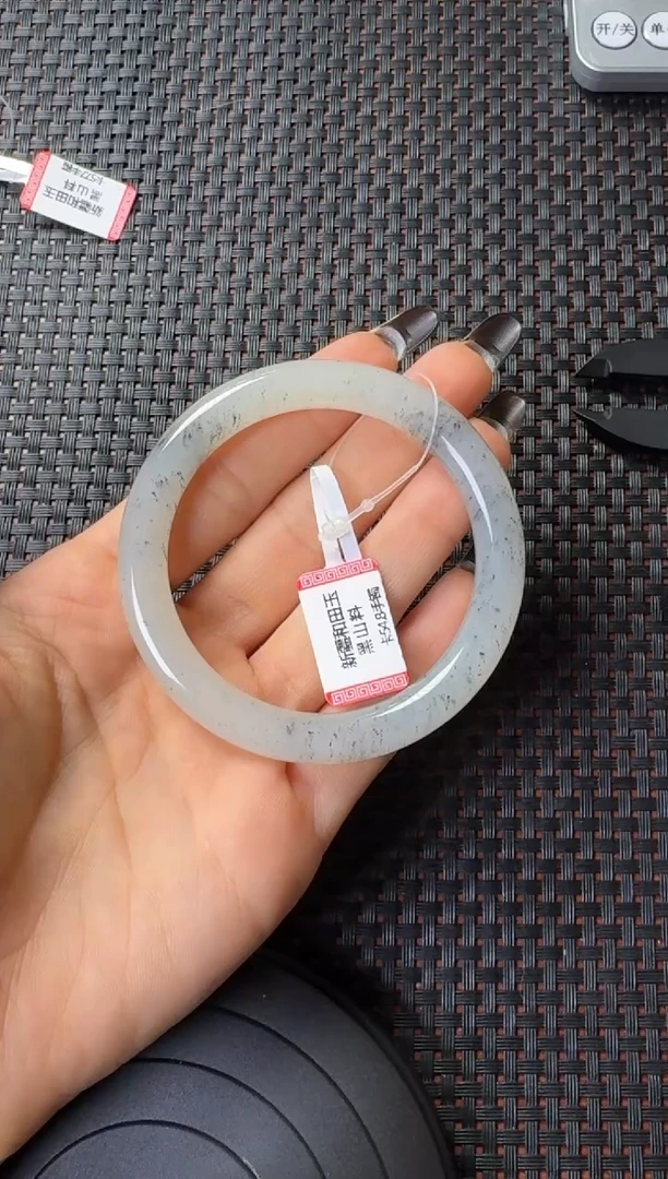 未镶嵌手镯和田玉米**?黑山料手镯卡54圈口