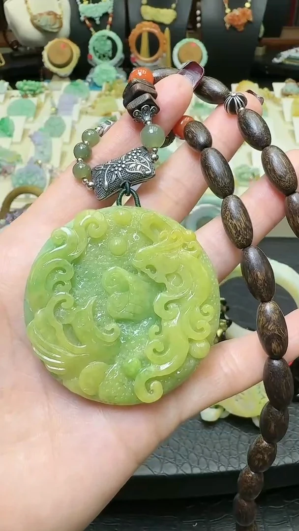 【闪购商品】翡翠颈饰未镶嵌特色黄加绿龙凤牌