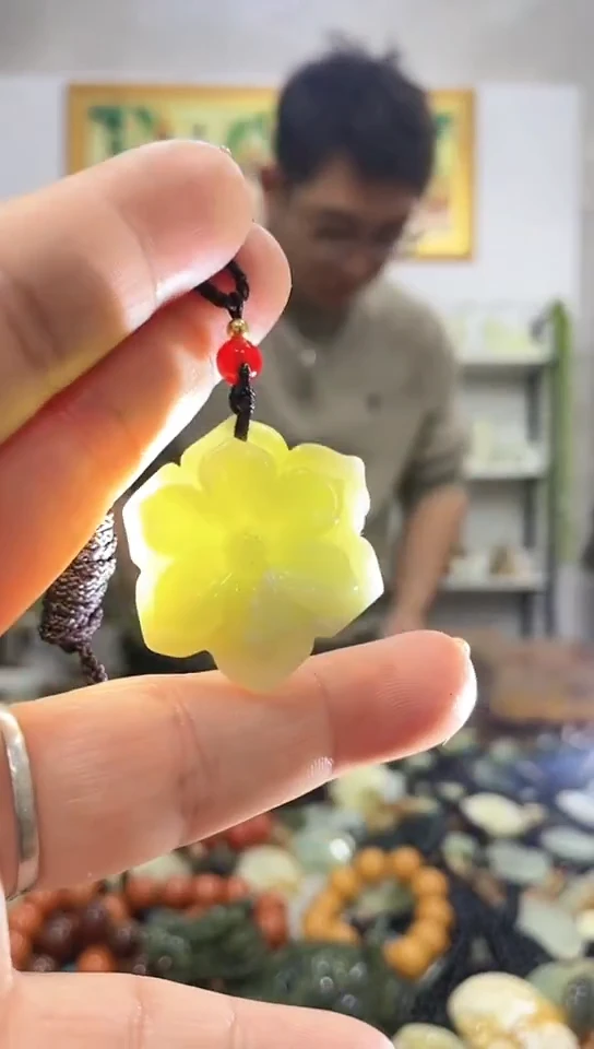 未镶嵌蛇纹石玉吊坠