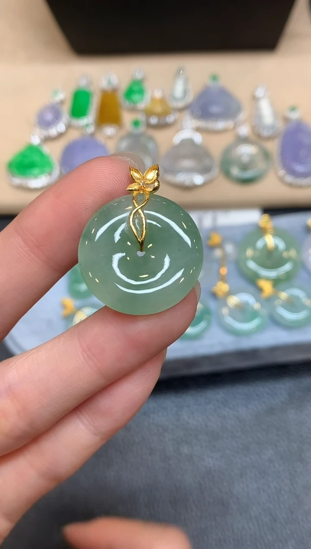 颈饰18K金镶嵌翡翠平安扣【无服务费