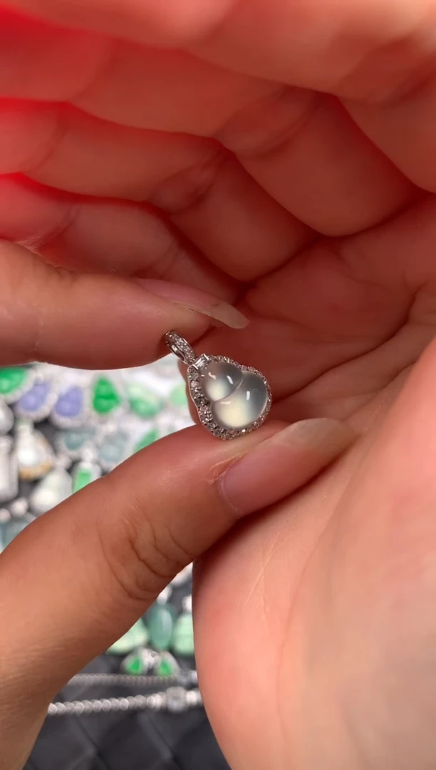 颈饰18K金镶嵌翡翠玻璃葫芦