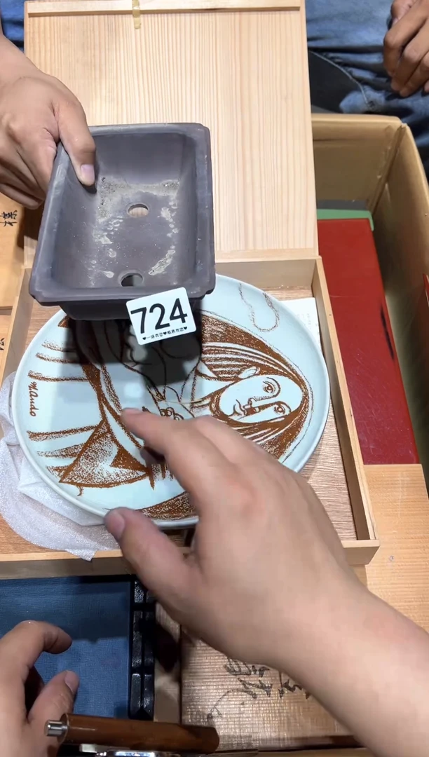 瓷片小*哥724......