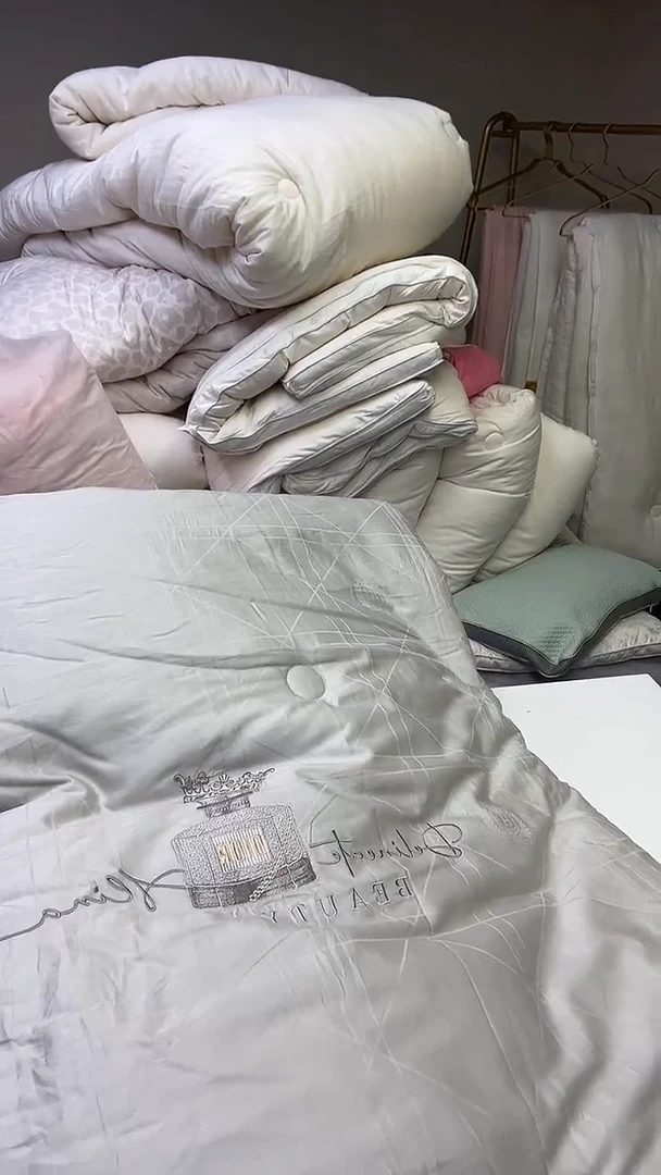 95%以上灰色提花+刺绣春秋被200*230