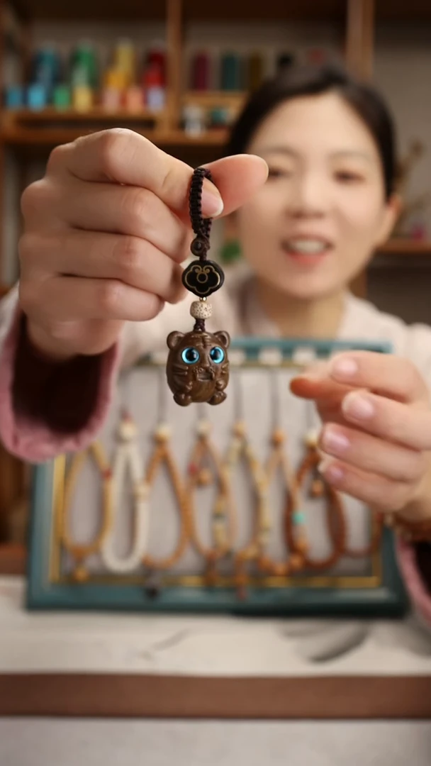 维腊木（绿檀）吊坠如意虎