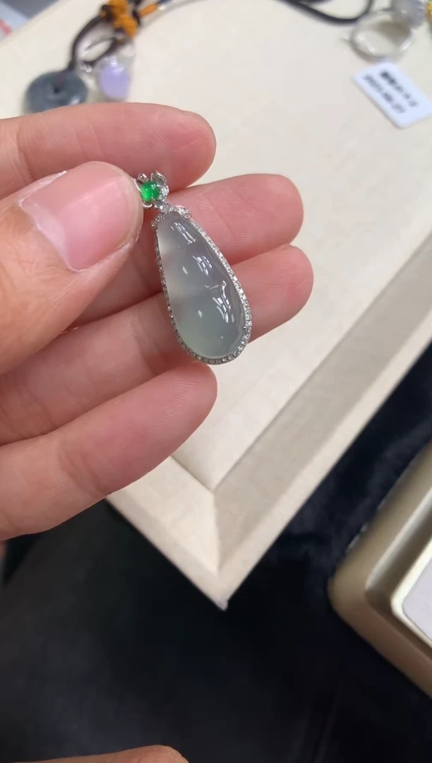 翡翠18K金镶嵌颈饰福豆