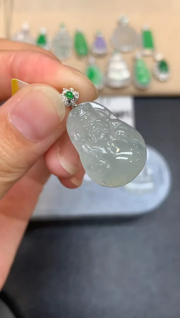 颈饰18K金镶嵌翡翠财神【无服务费