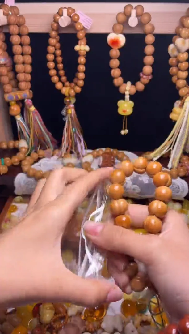 吊坠猴头核桃小**?全品纯手工聚宝盆俏色心小熊吊坠手串