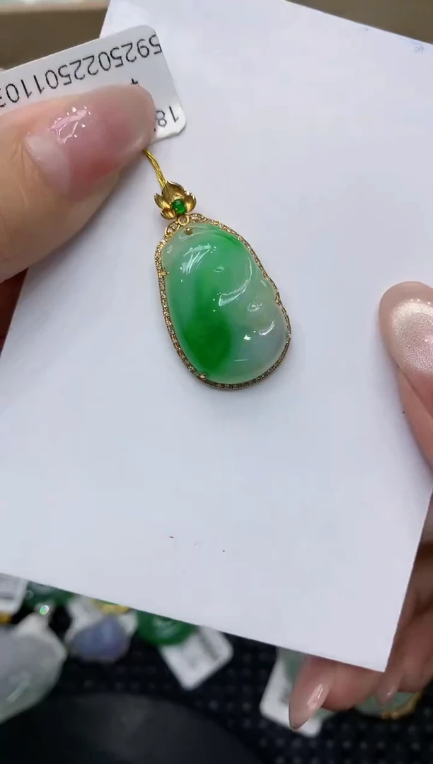 翡翠18K金镶嵌颈饰111111111