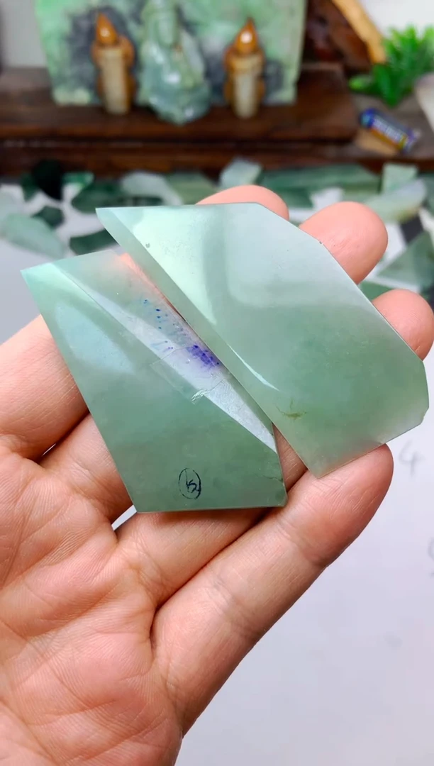 颈饰未镶嵌翡翠人**戏料子