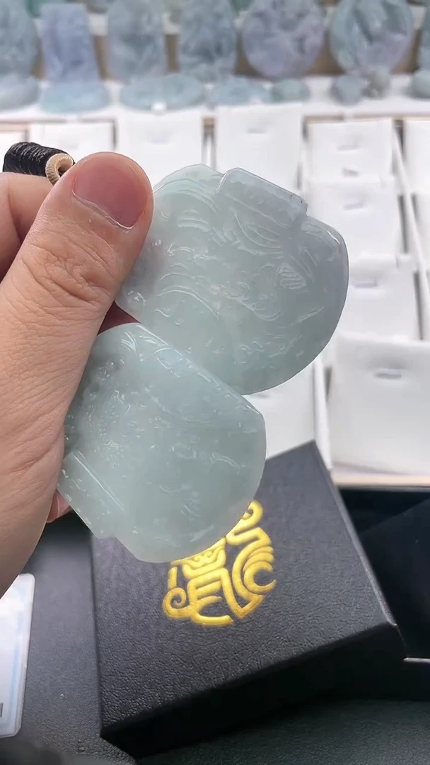 翡翠未镶嵌颈饰..../6/3/ 260