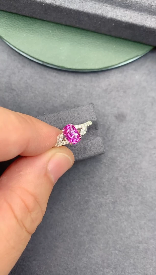 【闪购商品】彩色蓝宝石戒指18K金镶嵌1.5ct 粉蓝宝戒指