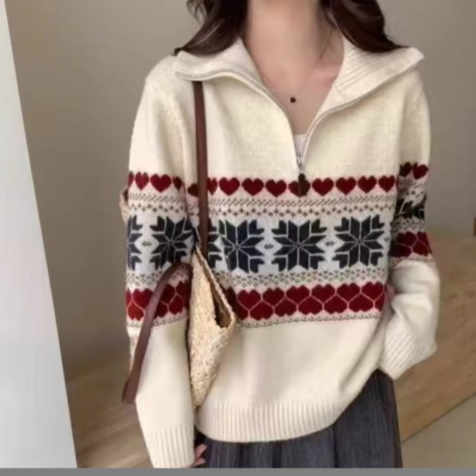 潮流款燕麦色爱心毛衣