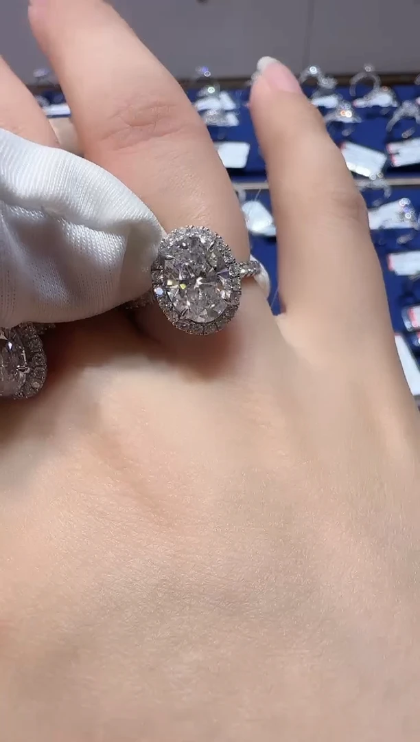 18K金镶嵌合成钻石18K椭圆围镶1.93ct