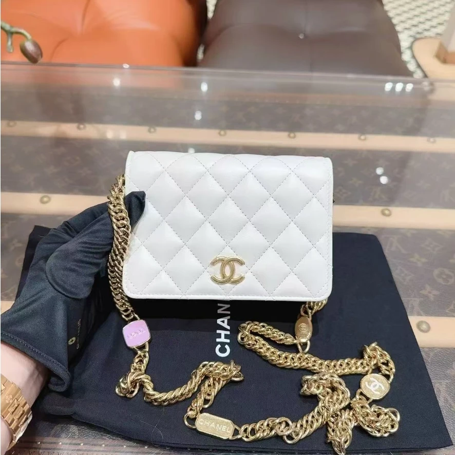 全新未使用 Chanel/香奈儿 全心23C徽章链条白色金扣菱格纹woc包