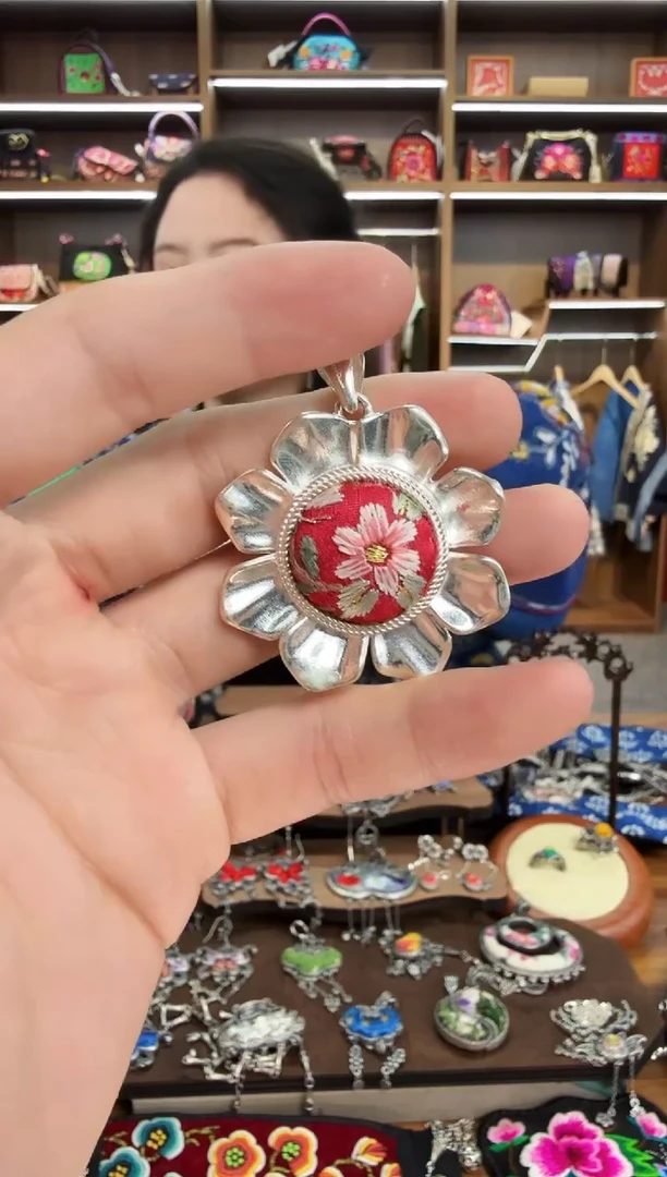 【闪购商品】织绣63蒙阿苏苗绣传承
