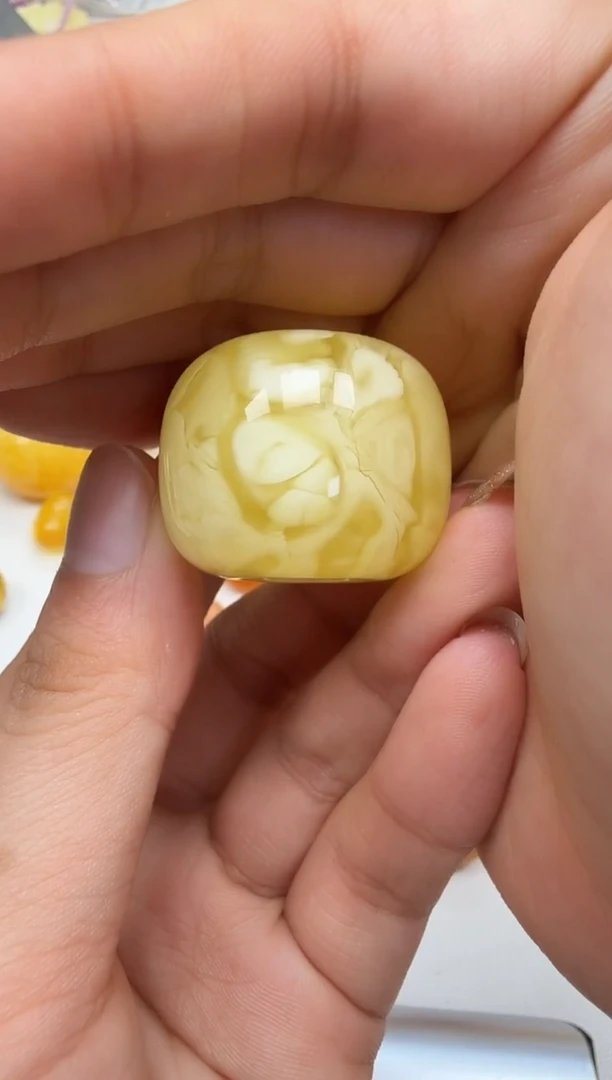 裸石琥珀未镶嵌如图