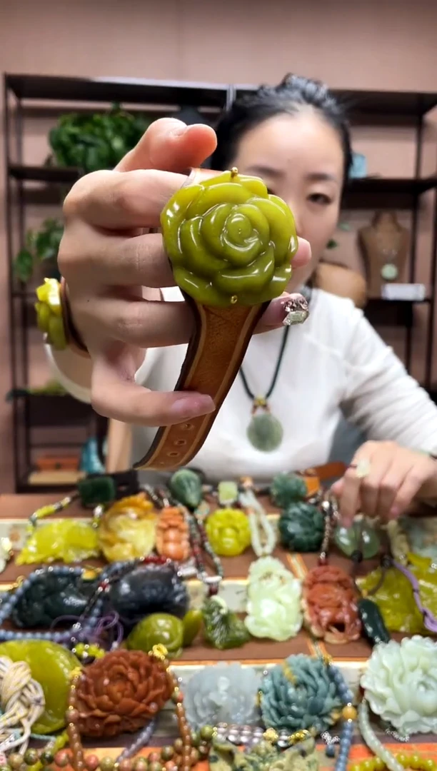 未镶嵌岫玉颈饰多样性发货发其中之一