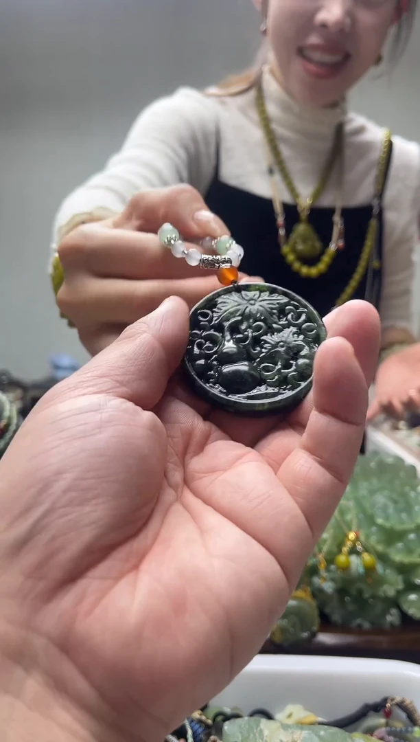 未镶嵌岫玉颈饰`