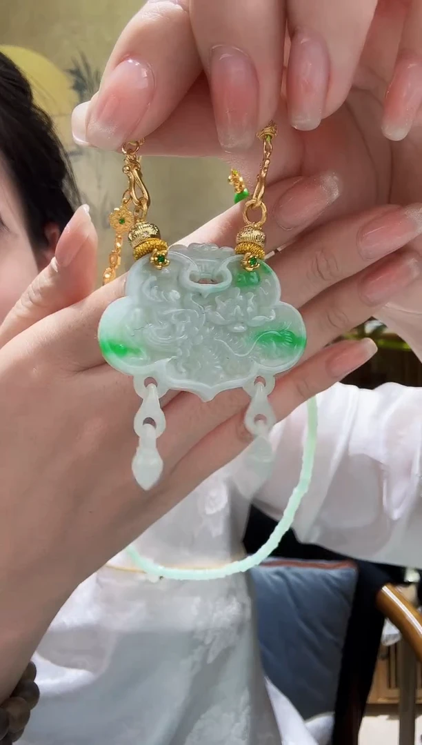 颈饰未镶嵌翡翠吊坠
