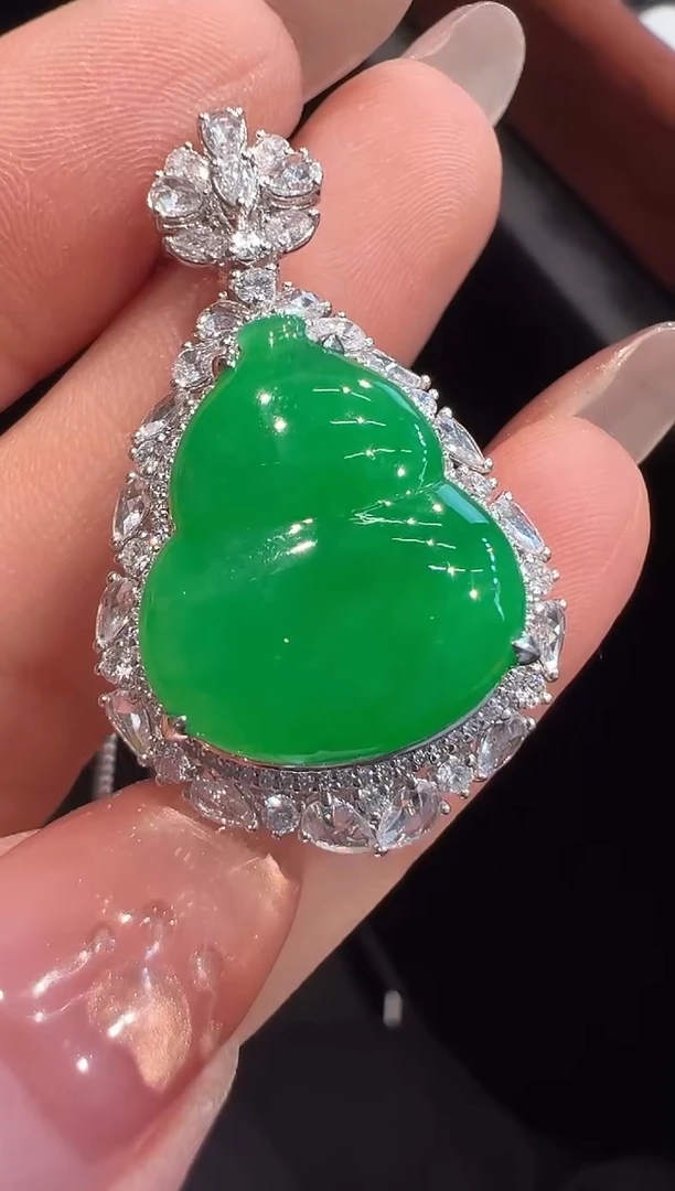 颈饰18K金镶嵌翡翠吊坠