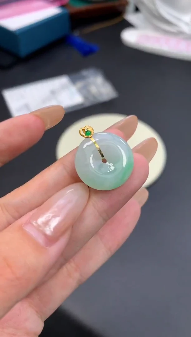 颈饰18K金镶嵌翡翠48小时鉴赏期 退货不扣服务费