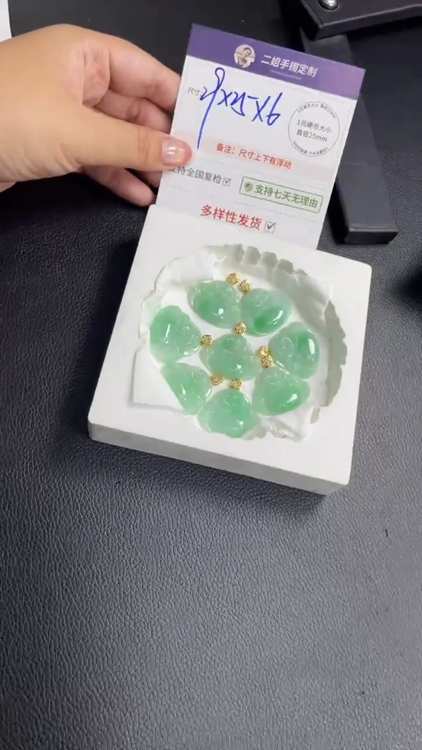 18K金镶嵌挂件翡翠高货辣绿佛公多样性发其一CP23配绳