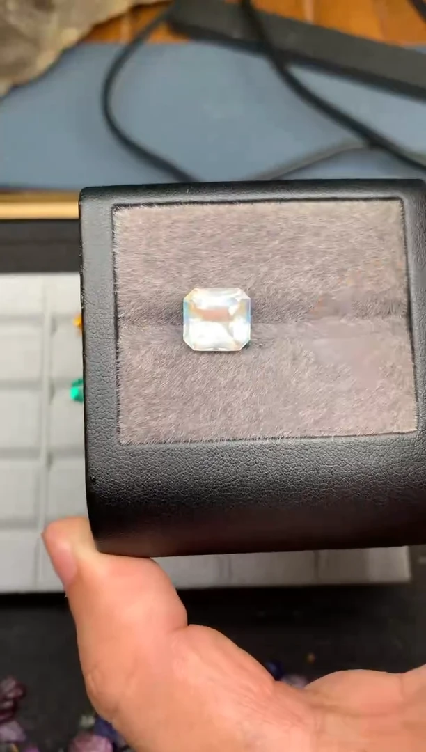 未镶嵌未镶嵌定制长石玩***灵3.9克拉彩虹月光