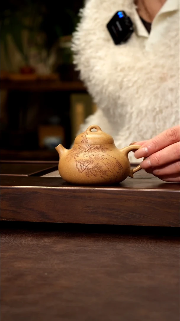 茶壶紫砂老段泥-刻绘容天150cc左右