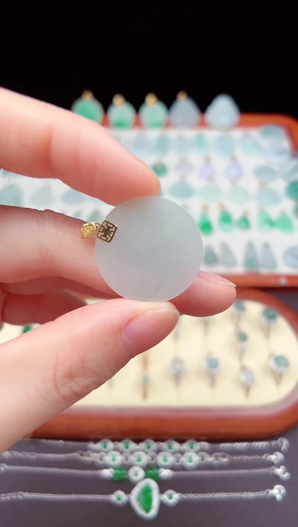 【闪购商品】翡翠颈饰18K金镶嵌无事牌