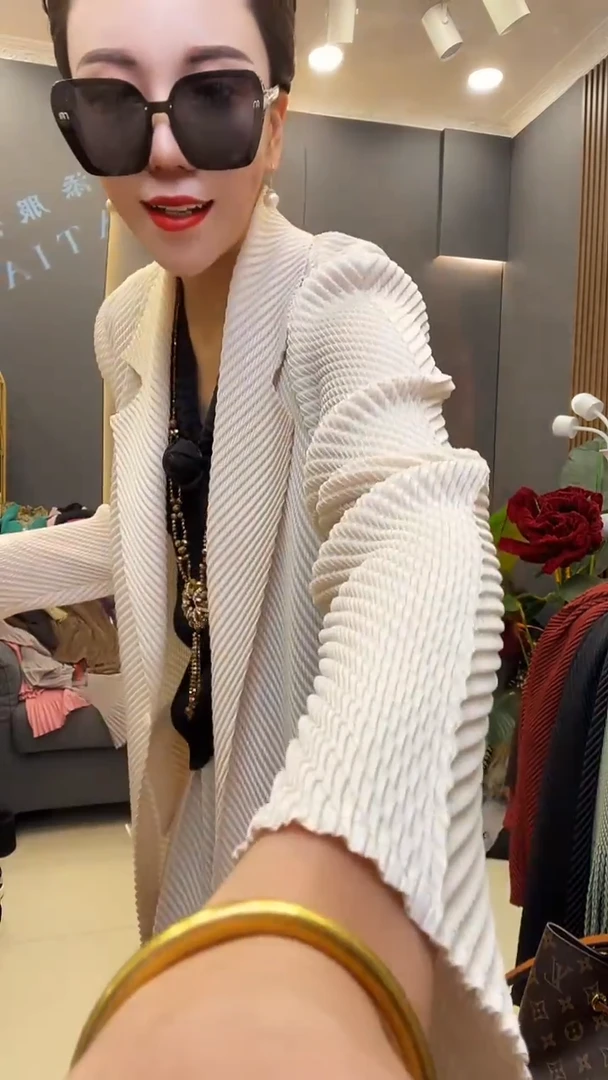 聚酯纤维（涤纶）乳白色 西服