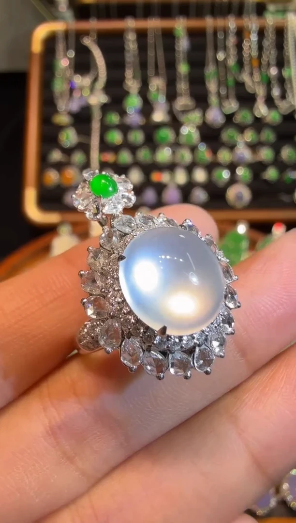 翡翠戒指18K金镶嵌玻璃种极光白蛋面戒指吊坠两用