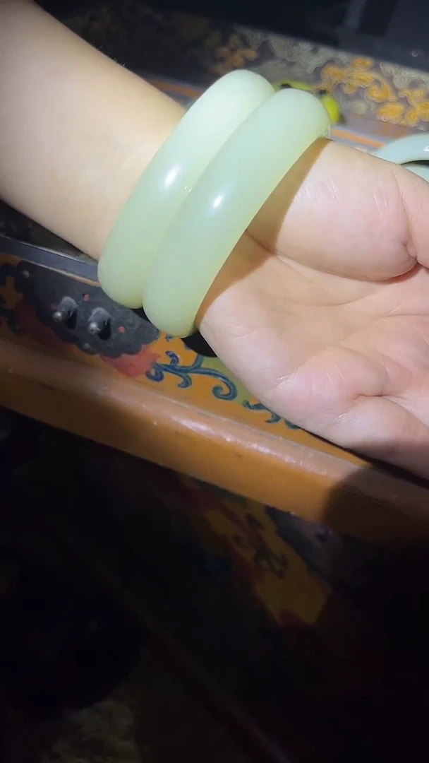 和田玉手镯未镶嵌羊油白轮胎镯一对