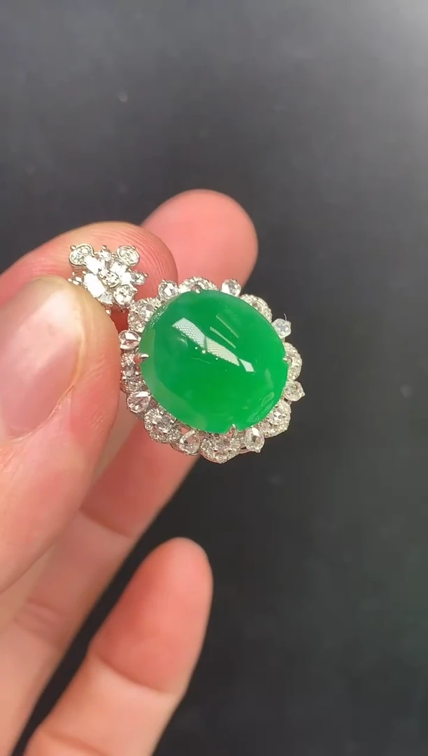 颈饰18K金镶嵌翡翠蛋面