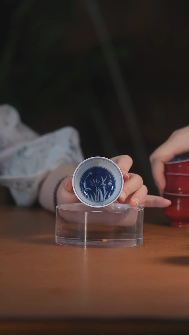 记红内绘蓝花卢士杯