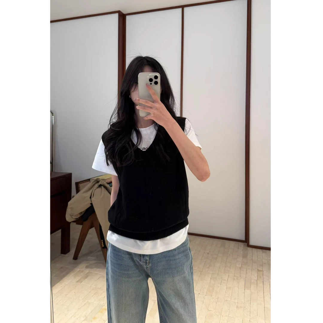 2025年春款 浅春无袖百搭休闲黑色纯色V领套头针织马甲背心 YF25
