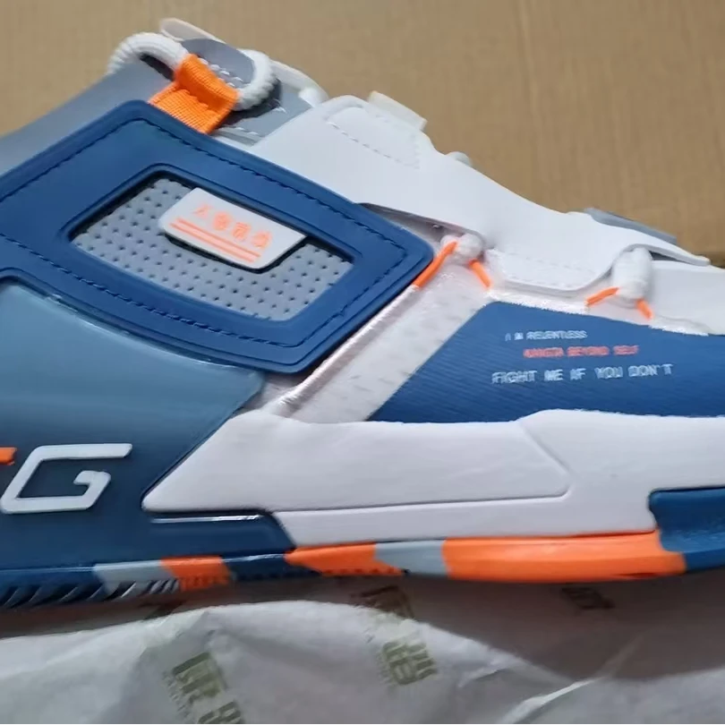 断码处理网面运动鞋