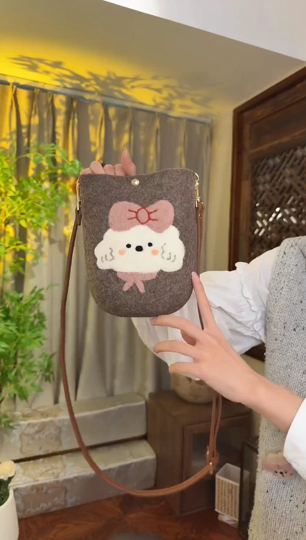 羊毛非遗羊毛毡包 手机包小狗
