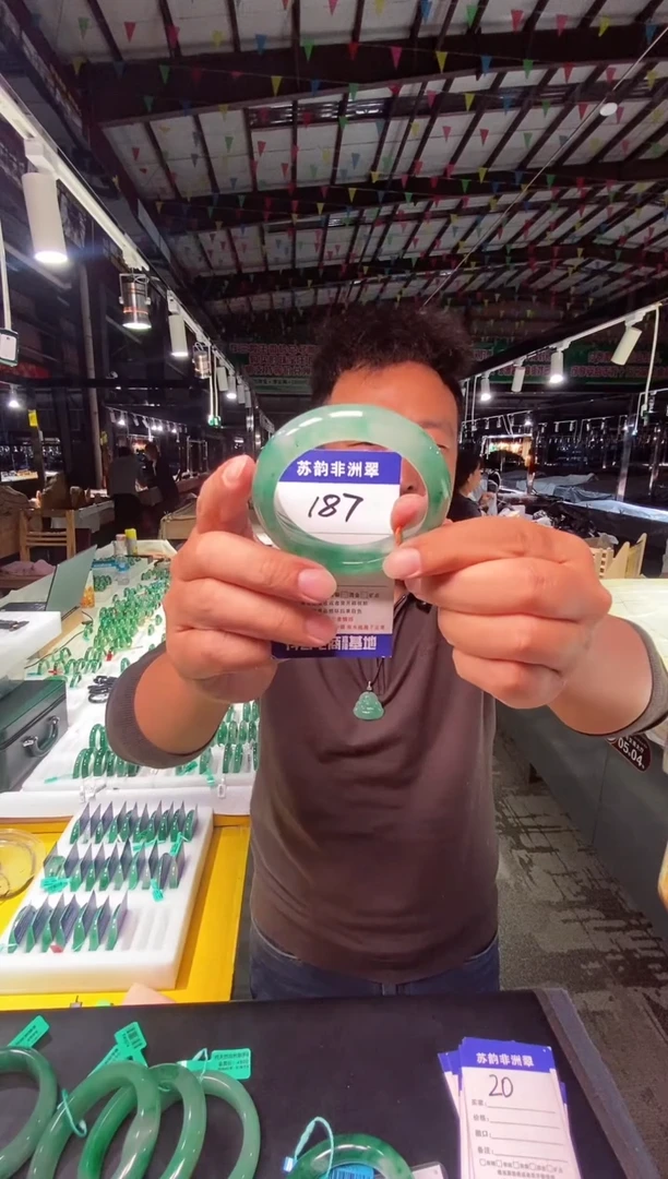 未镶嵌手镯石英质玉（非洲翠）55+