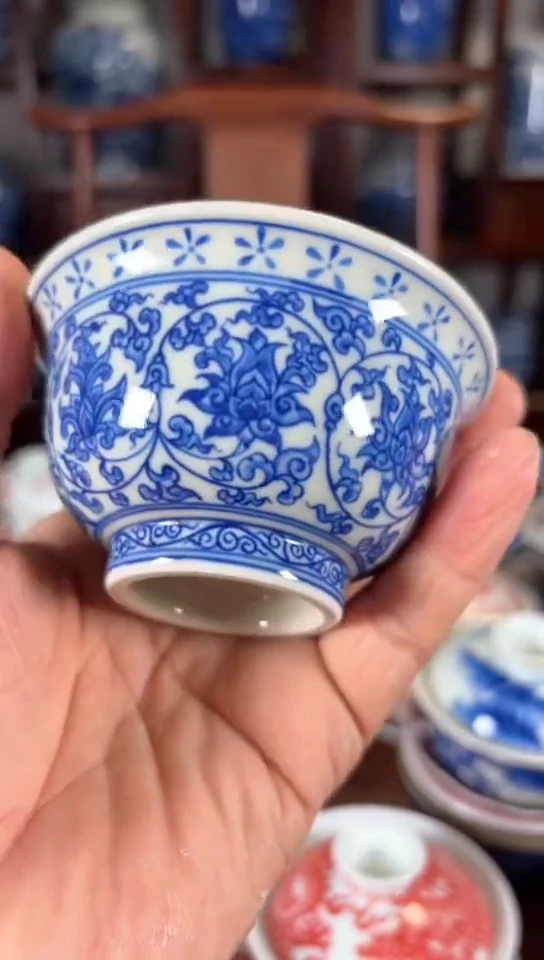 柴窑青花缠枝莲压手杯杯